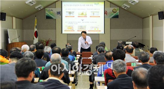 보성군(군수 이용부)은 지난 5일 농업기술센터 회의실에서 농업인 100여명을 대상으로 ‘벼 무논점파’재배기술에 대한 교육을 실시했다.
