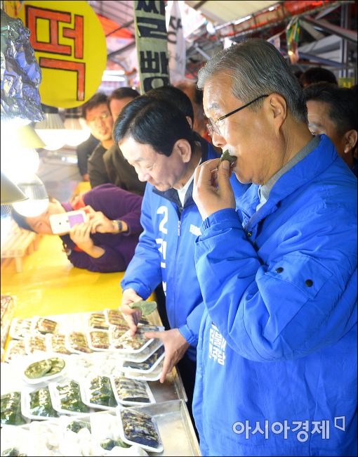 [포토]김종인, "떡 맛있네"