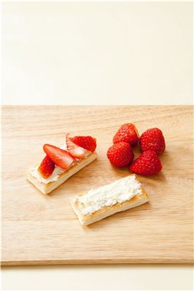 2. 프렌치파이 위에 크림치즈를 넉넉히 바르고 딸기를 장식한다.
(Tip 수제치즈를 이용해도 좋고 프렌치파이 대신 크래커나 식빵 등을 이용해도 된다.)
