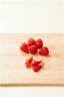 1. 딸기는 씻어 꼭지를 떼어내고 먹기 좋은 크기로 썬다.

