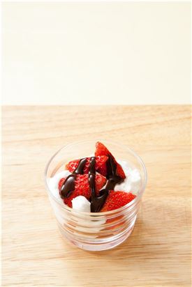 2. 투명한 유리잔에 마쉬멜로우와 딸기, 생크림을 담고 초코시럽을 뿌려 마무리한다.  
(Tip 초코시럽대신 딸기쨈을 이용해도 좋다.)
