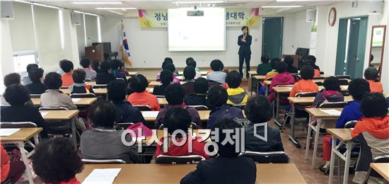 장흥종합사회복지관 은빛여성평생대학(학장 임성곤)이 지난 3월 31일 개강했다.