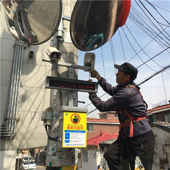 쓰레기 무단투기 막는데 경고방송과 꽃밭 조성이 답 