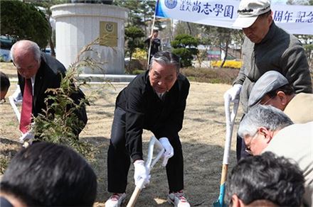 지난 5일 김문기 상지대학교 설립자 겸 전 총장(사진 가운데)이 곰동산 앞에서 나무를 심고 있다. 