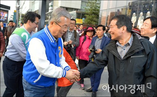 [포토]지지자들과 인사하는 김종인·박용진