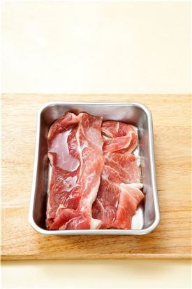 1. 돼지고기는 볼깃살로 준비하여 0.1cm 두께로 넓게 썰고 청주를 뿌려서 잠시 재운다.  
(Tip 청주가 없다면 맛술이나 소주 등을 이용해도 된다.)
