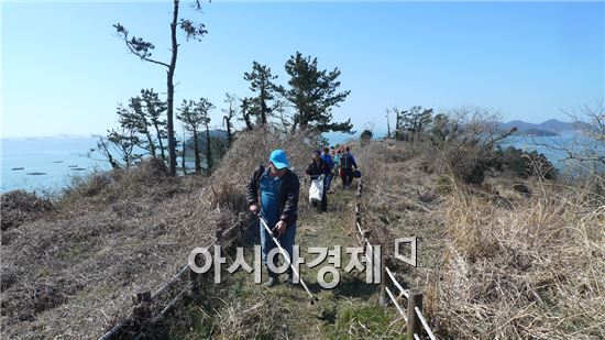 한국농촌지도자 진도군연합회가 진도 신비의 바닷길이 열리는 아름다운 섬 모도에서 진도 환경 클린운동을 실시했다.
