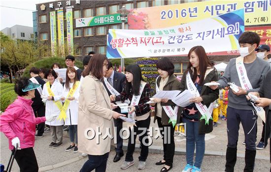 광주 북구청 환경과 직원들과 보건소 직원들이 6일 북구청 광장에서 봄철 발생하는 황사 피해 예방 캠페인을 열고 주민들에게 홍보 전단지와 마스크를 나눠주고 있다. 