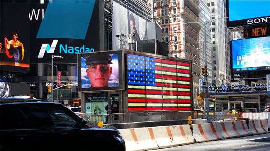 미국 뉴욕 타임스퀘어에 위치한 전광판에 미국 대형 국기가 나오고 있다.  
