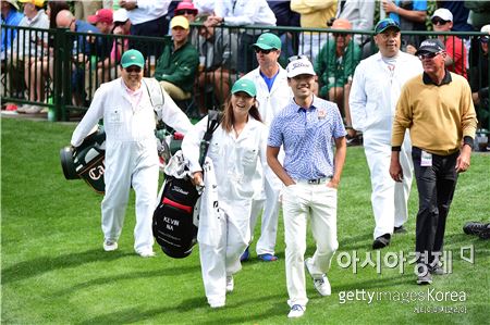 [골프포토] 리디아 고 "오늘은 캐디로~"