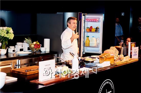 ▲삼성전자가 6일(현지시간) 미국 뉴욕 맨하튼 '삼성 뉴욕 마케팅센터'에서 개최한 ‘360° Meals’ 쿠킹쇼에서 미슐랭 스타 셰프 ‘다니엘 블뤼’가 냉장고와 오븐을 비롯한 삼성 슈퍼 프리미엄 ‘셰프컬렉션’ 제품들을 활용해 요리 시연을 하고 있다.(제공=삼성전자)