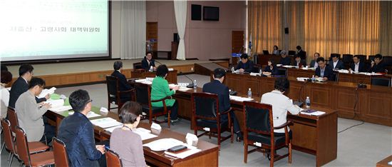 경기도는 지난 5일 고령사회 저출산 대책회의를 갖고 총 4조9천억원의 예산을 투입하기로 했다.