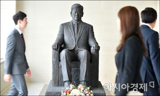 [포토]SK네트웍스 본사 로비에 세워진 최종건 전 회장 동상