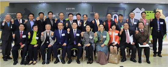 한국농수산식품유통공사(aT)는 6일 서울 양재동 aT센터에서 '창조경제시대의 농식품산업 발전방안을 모색하기 위한 경영간담회'를 개최했다.