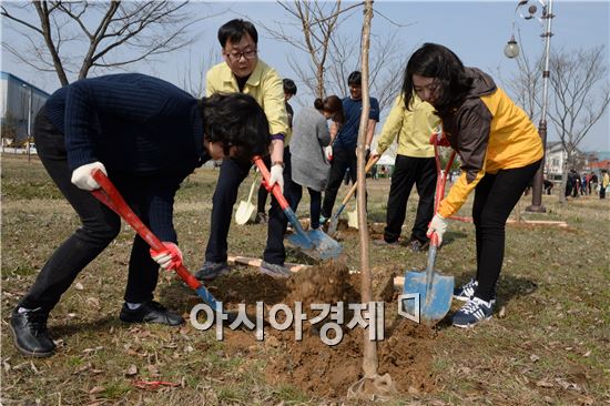 숲과 가족사랑 가꾸는 일석이조 ‘나무 심기’