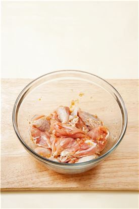 1. 닭 다리살은 먹기 좋은 크기로 썰어 분량의 양념 재료에 10분 정도 재운다.
