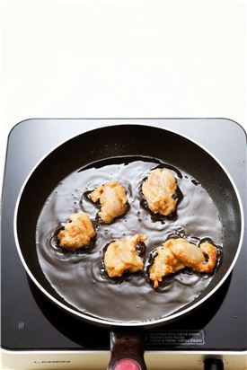 3. 튀김팬에 튀김기름을 부어 달군 다음 170℃에서 닭 다리살을 넣고 바삭하게 튀긴다. 
(Tip 닭고기는 젓가락으로 찔러 보았을 때 가볍게 들어가면 잘 익은 것이다.)
