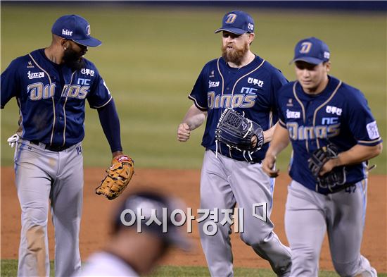 [포토]해커, '땅볼 수비도 문제 없어'