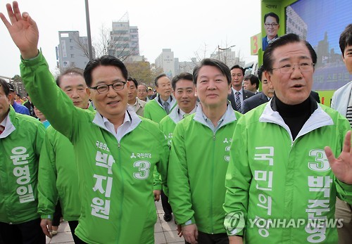 (목포=연합뉴스) 이정훈 기자 = 국민의당 안철수 공동대표가 2일 오후 전남 목포시 평화광장에서 전남 서남권 집중유세를 하기 앞서 박지원 후보와 함께 시민들에게 인사하고 있다. 2016.4.2