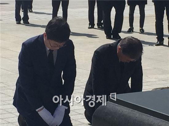 문재인 더불어민주당 전 대표(우측)와 김홍걸 더불어민주당 국민통합위원장이 8일 분향소 앞에서 무릎을 꿇고 묵념하고 있다.