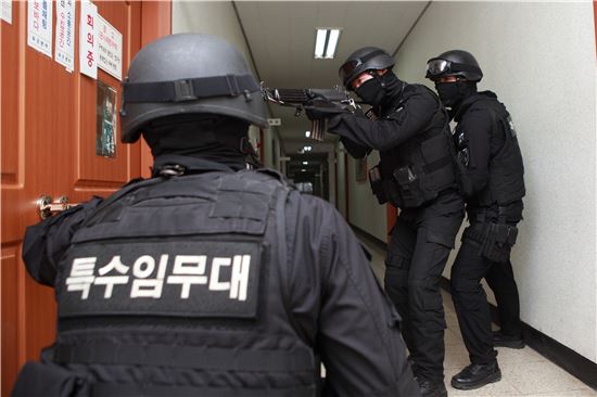 테러범과 눈 마주친 순간, 숨이 멎었다