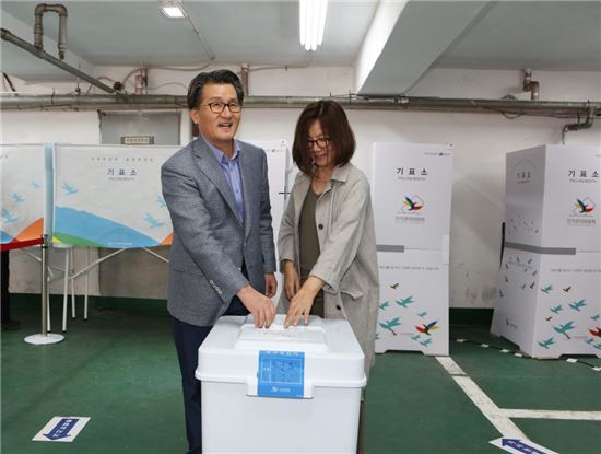 유종필 관악구청장(왼쪽)과 부인 양욱미씨가 8일 오전 대학동주민센터에 마련된 투표소에서 사전투표를 했다. 