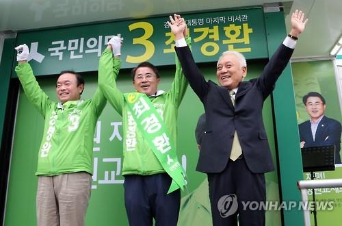 (왼쪽부터)국민의당 장병완·최경환 후보, 김한길 의원(광주=연합뉴스)