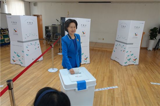 [포토]김수영 양천구청장, 신정6동주민센터서 사전투표 