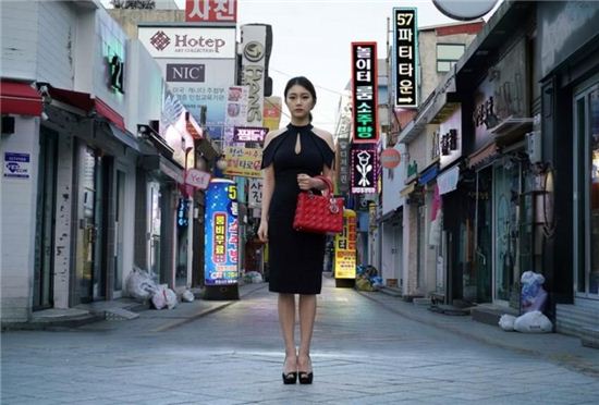 디올 명품백 논란 '한국 여자' 사진=온라인 커뮤니티