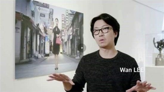 디올 명품백 논란 '한국 여자' 작가 이완 사진=온라인 커뮤니티