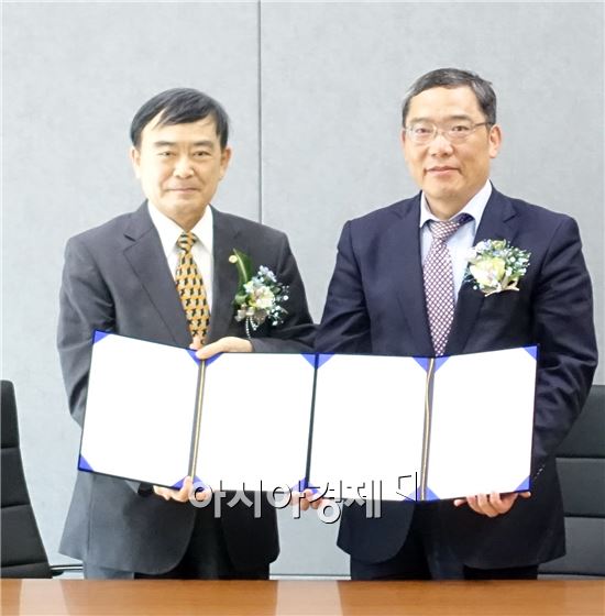 전남대학교병원(병원장 윤택림, 오른쪽)이 8일 한국뇌연구원(KBRI·원장 김경진)과 뇌연구 협력을 위한 업무협약을 체결했다.
