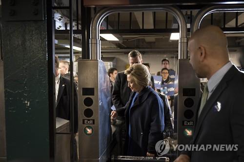 힐러리·샌더스, '서민의 발' 지하철 타는 법 몰라 줄줄이 망신