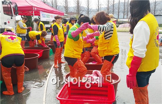 장흥군(군수 김성)은 지난 6일 장흥종합사회복지관 광장에서 ‘정겹고 포근한 어머니 대형 빨래터’를 운영했다. 