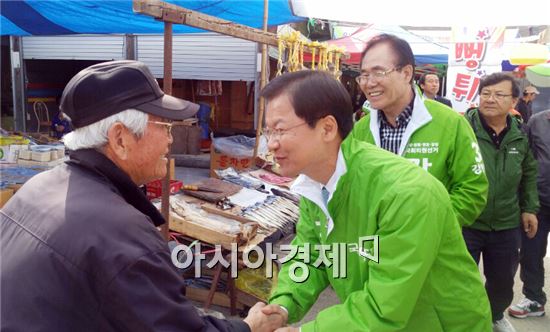 천정배 후보가 함평 나산장에서 유권자들과 악수를 하면서 지지를 호소하고있다.