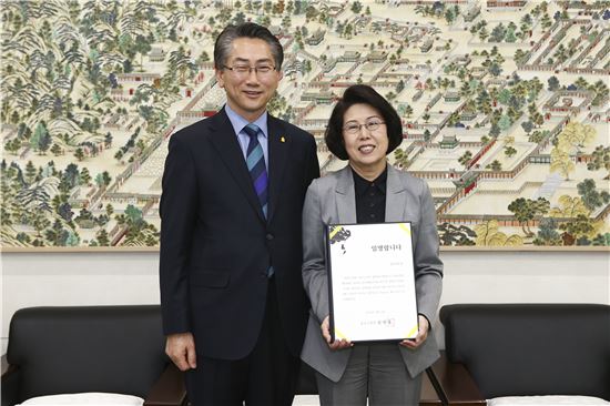 김영종 종로구청장(왼쪽)과 김숙희 ‘아이들극장’ 예술감독