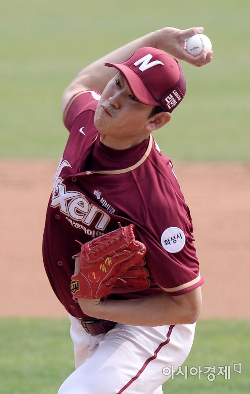 [포토]역투하는 넥센 선발투수 양훈