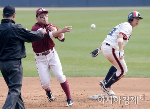 [포토]서건창, '병살로 끝내자'