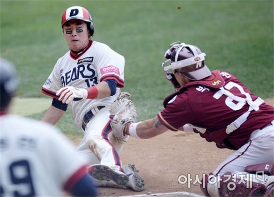 [포토]허경민, '홈 쇄도는 무리였네'