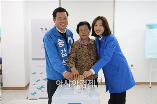 송갑석 후보 '배우자·어머니와 함께 사전 투표'