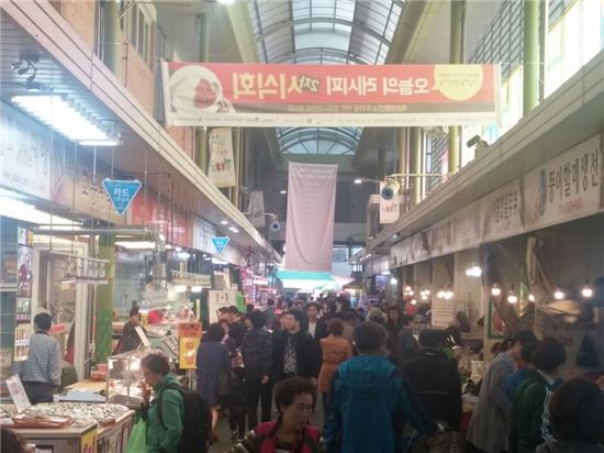 [살아나는 소비심리-르포]날 풀리자 활기 찾은 재래시장