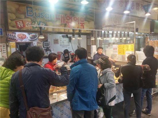 [살아나는 소비심리-르포]날 풀리자 활기 찾은 재래시장