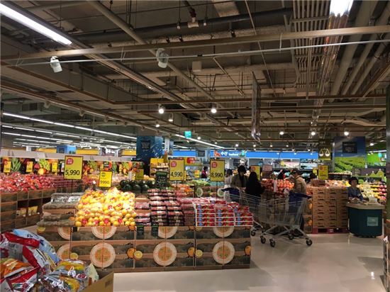 [살아나는 소비심리-르포]마트도 훈풍…프리미엄 마켓도 '인산인해' 