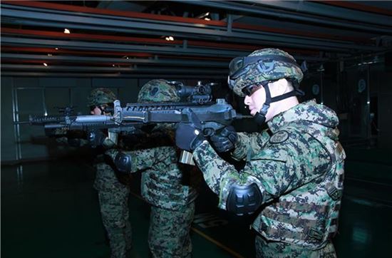 서대영 상사가 사격훈련을 하고 있다.(맨 우측이 서상사)