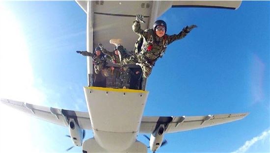 서대영 상사가 고공점프를 하고 있다.(맨 선두가 서 상사)