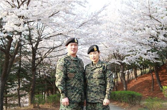 서대영 상사와 서알이 중사 부부가 벚꽃길에서 다정히 포즈를 취했다.