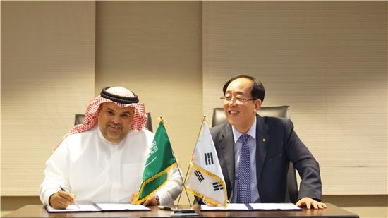 알 콰타니 SCPC 회장(왼쪽)과 최광호 한화건설 대표가 지난 7일(현지시간) 사우디 알코바 인터컨티넨탈 호텔에서 공사계약을 맺고 있다.