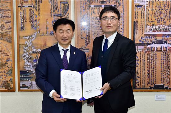 김동근 수원시 제1부시장이 수원보호관찰소와 업무협약을 체결한 뒤 기념촬영을 하고 있다. 