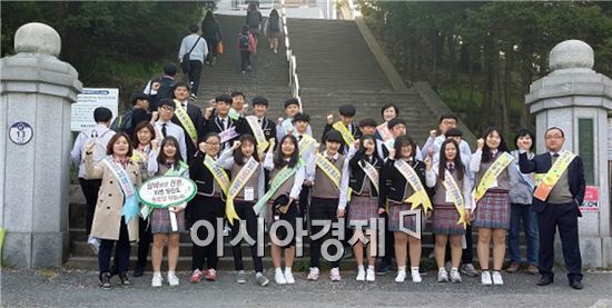 장흥군(군수 김성)은  11일 장흥고등학교에서 “연기 없는 청정 학교만들기”라는 슬로건으로 금연캠페인 릴레이 행사를 실시했다.
