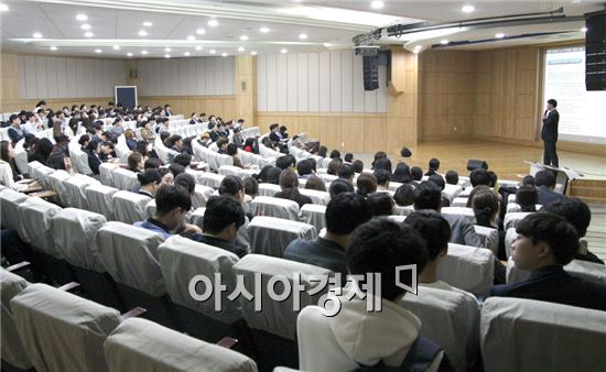 호남대학교 교양교육원(원장 송창수)는 11일 상하관 1층 소강당에서 ‘신 토익 설명회’를 개최했다.
한국토익위원회(YBM)과 연계해 진행된 이날 설명회에는 재학생 200여명이 참석했으며, 오는 5월 29일자로 변경되는 신 토익 유형에 대해 안내하고 국내기업 및 기관, 공무원 취업에서의 토익 활용 사례를 설명했다.