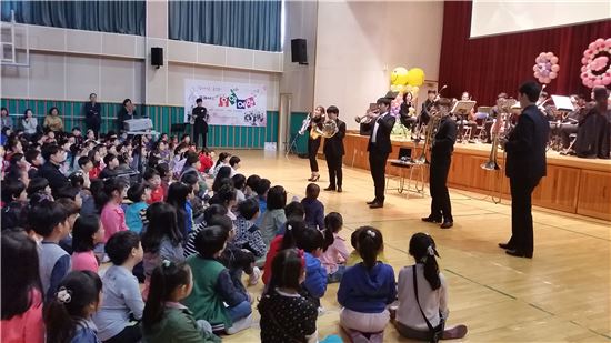 초등학생들과 함께 ‘교과서로 떠나는 음악여행’